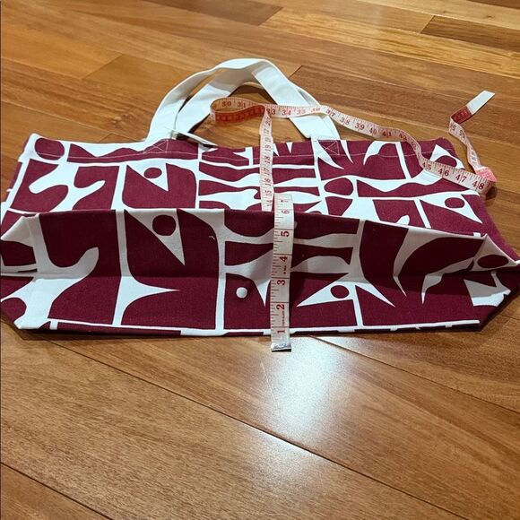 NWT Vuori Holiday Bag Strawberry - Limited Edition - Picture 7 of 8